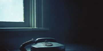 接起电话摩西摩西究竟是哪首歌？